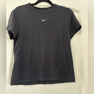 The Nike Tee Slim Fit. Embroidered. Soft and stretchy size large. Like new cond